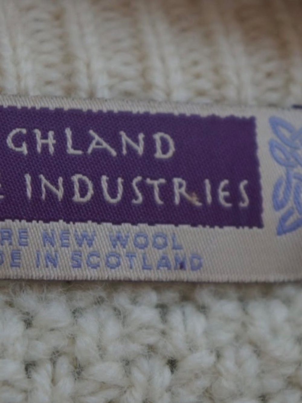 Scottish cable-knit Wool cardigan - Picture 4 of 7